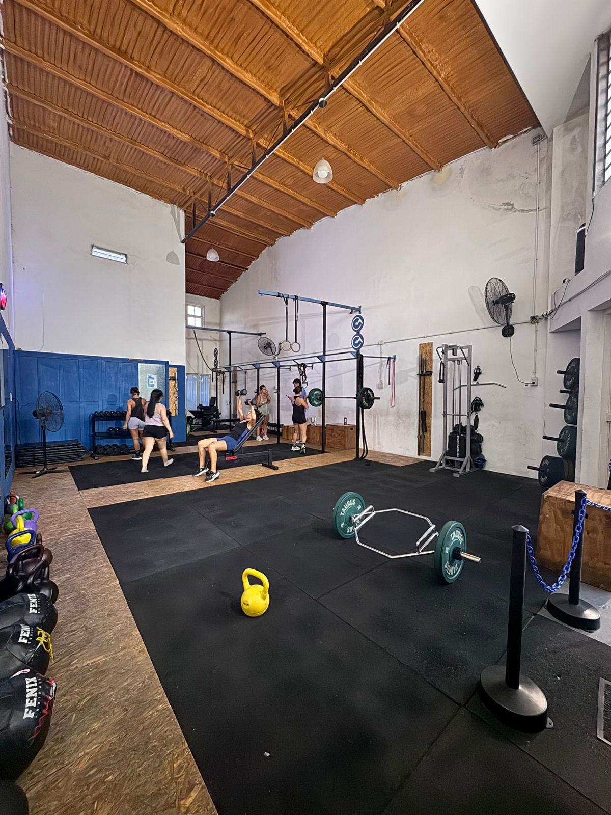 Imagen de la propiedad  VENTA AMPLIO LOCAL / GALPÓN